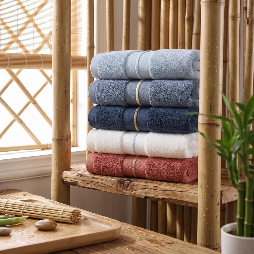 Serviettes en bambou empilées en plusieurs coloris, dans une salle de bain zen en bambou
