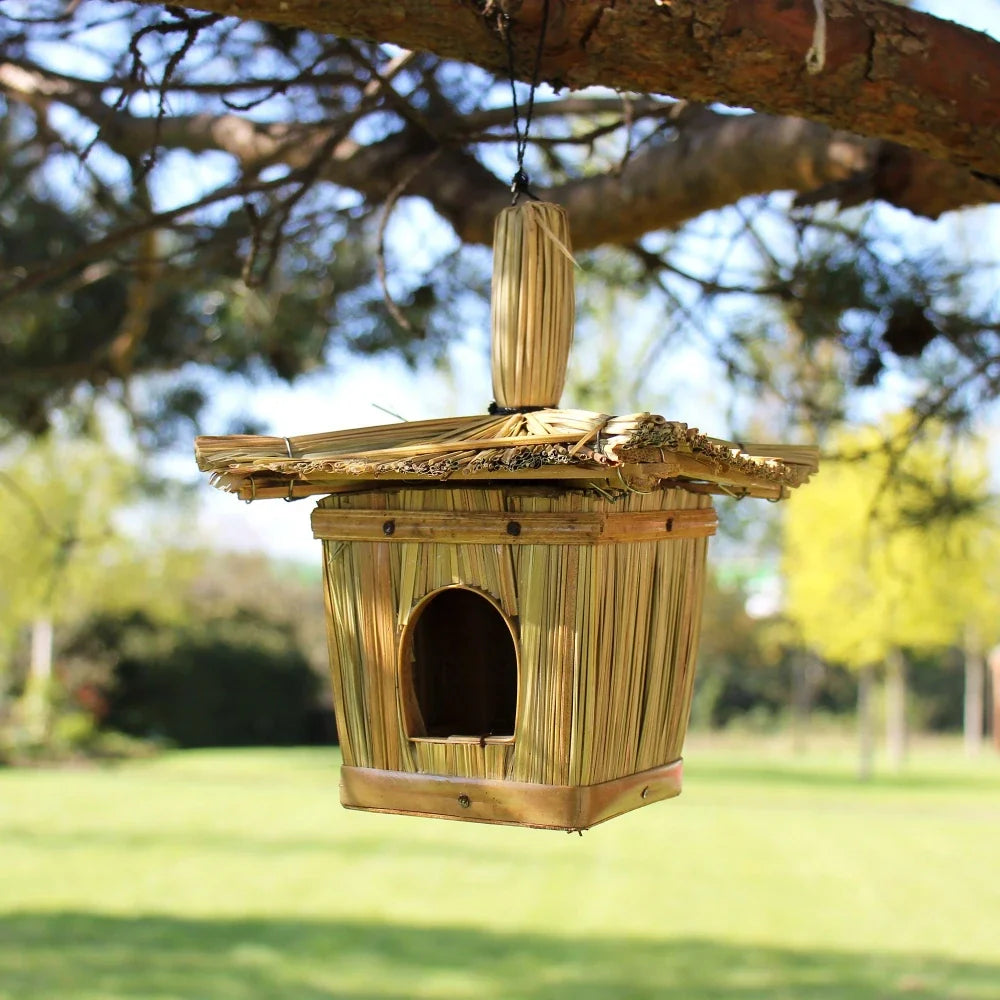 Nichoir à oiseaux en jonc tressé suspendu dans un jardin, collection nichoirs et nids pour oiseaux naturels