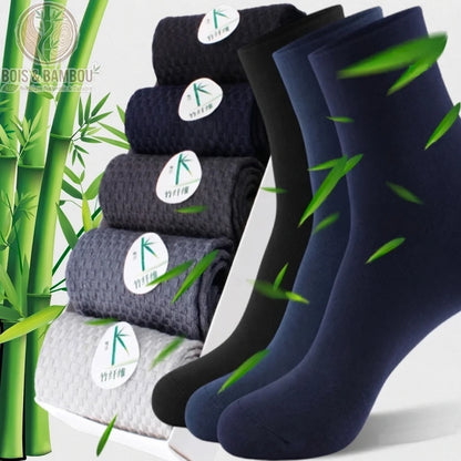 5 Paires De Chaussettes en Fibre de Bambou. Un assortiment de chaussettes en dégradé de bleu, noir et gris, présentées enroulées et portées, illustrées avec des tiges de bambou vert.