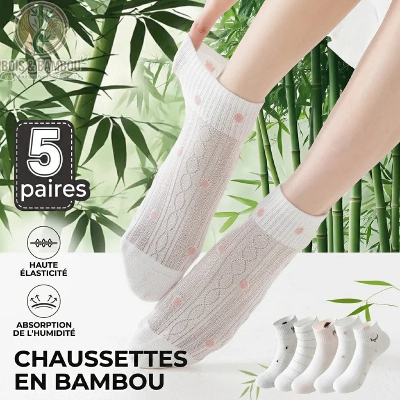 Cinq paires de chaussettes courtes en bambou disposées côte à côte