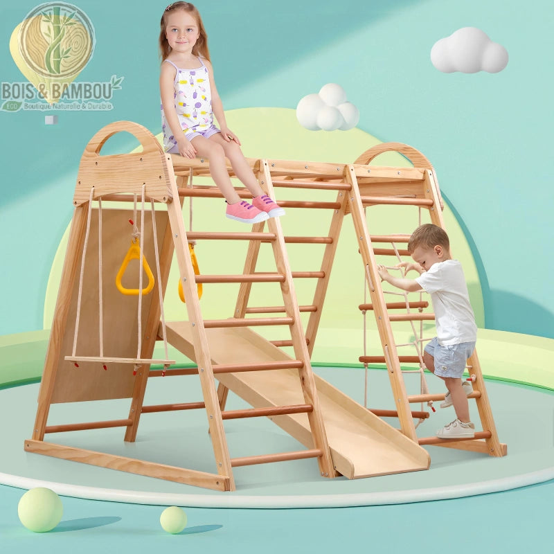Aire de Jeux Complète 7-en-1. Deux enfants jouent sur une grande structure de motricité en bois clair comprenant toboggan, échelles, balançoire et filet, dans un décor ludique pastel.