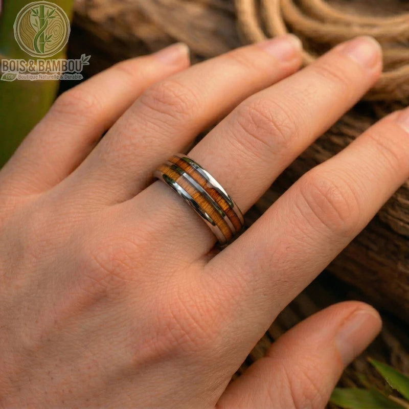 Alliance en bois de Koa et acier brossé portée à l'annulaire, mettant en avant un design élégant avec deux inserts parallèles en bois de Koa véritable.