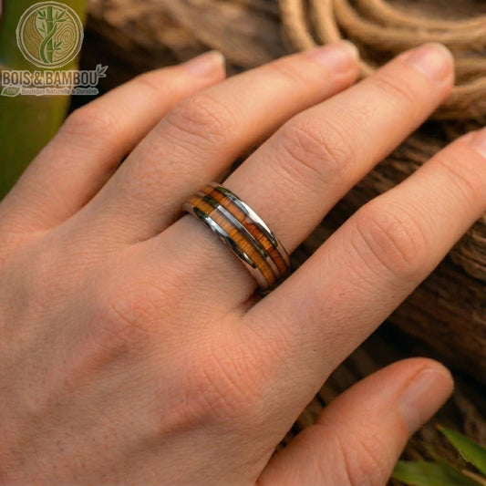 Alliance en bois de Koa et acier brossé portée à l'annulaire, mettant en avant un design élégant avec deux inserts parallèles en bois de Koa véritable.