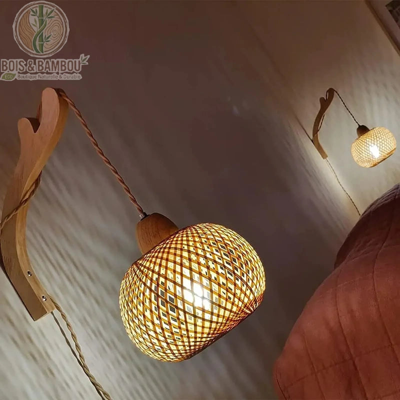 Applique bambou tressé bras courbé allumée en chevet de lit chambre cosy