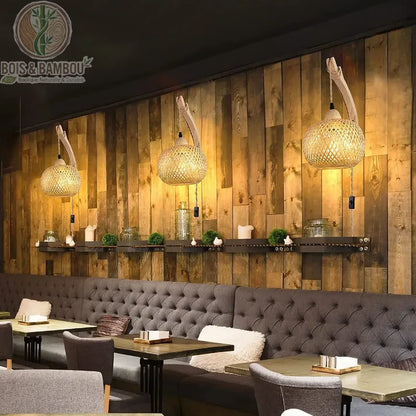 Trio d'appliques bambou lanterne bras bois courbé dans restaurant contemporain
