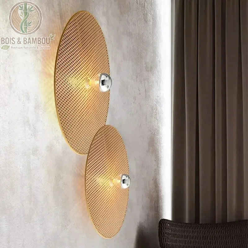 Deux appliques disque bambou brun allumees en duo sur mur gris salon