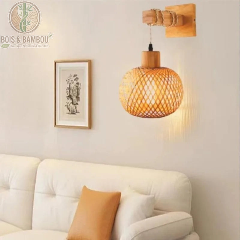 Applique murale lanterne bambou allumée au-dessus d'un canapé blanc en salon