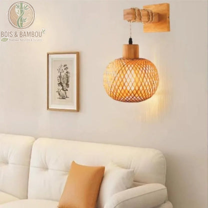Applique murale lanterne bambou allumée au-dessus d'un canapé blanc en salon