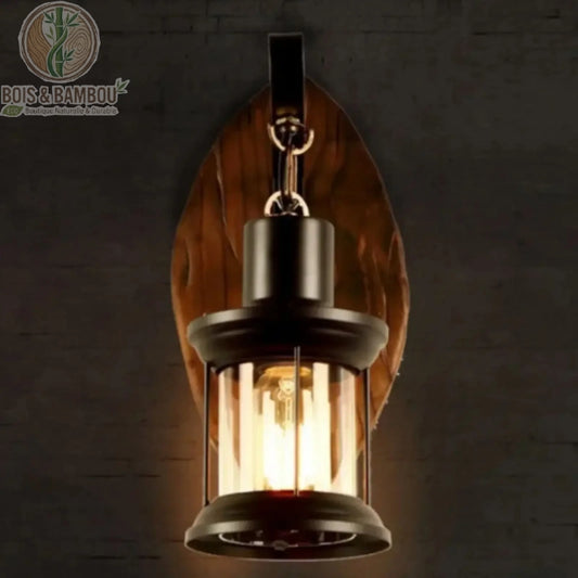 Detail structure fer forge noir et support bois massif de l'applique murale industrielle retro
