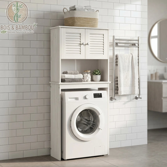Armoire Vigo en Pin Massif situation. Mise en situation d'un meuble de rangement en pin massif blanc placé au-dessus d'une machine à laver, avec étagères et placard ouverts contenant du linge.