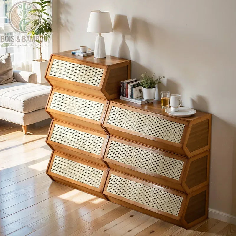 Armoire de rangement en bambou. Un meuble au design hexagonal unique avec façades en rotin tressé, composé de modules empilables en bois chaud dans un salon lumineux et moderne.