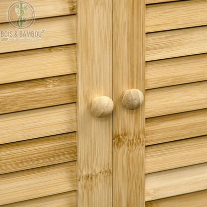 Armoire de salle de bain en bambou details 1. Gros plan sur les portes persiennes en bambou clair de l'armoire, mettant en valeur les deux petits boutons de porte ronds et la texture du bois.