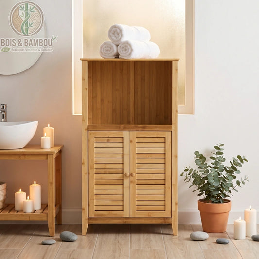 Armoire de salle de bain en bambou situation. Un meuble en bambou avec étagère ouverte et portes persiennes dans une salle de bain zen décorée de bougies, galets, serviettes blanches et eucalyptus.