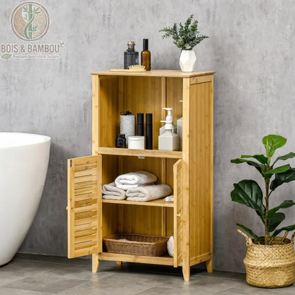 Armoire de salle de bain en bambou. Un meuble de rangement en bois clair avec une niche ouverte et un placard bas à portes persiennes contenant serviettes et produits de soin.