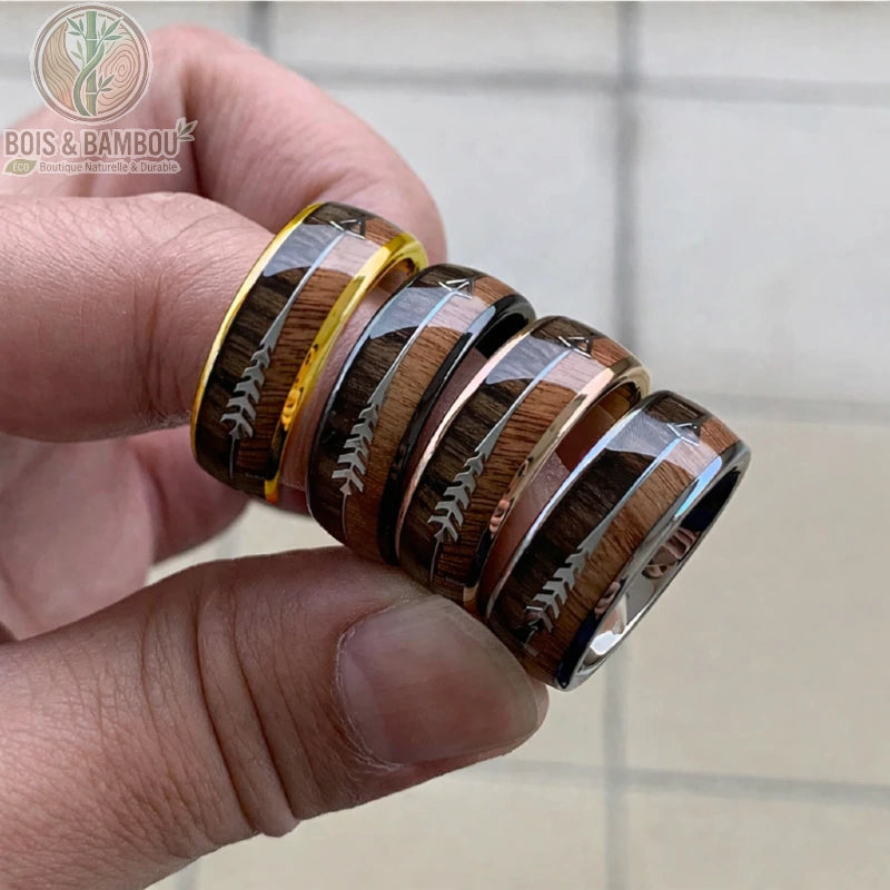 Bague de mariage en tungstène et bois pour homme ou femme combinant la robustesse du tungstène brossé et l'élégance naturelle d'un insert central en bois véritable. 