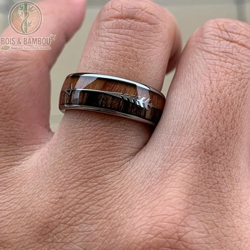 Bague tungstène bois flèche mariage portée au doigt