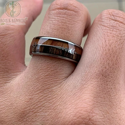 Bague tungstène bois flèche mariage portée au doigt