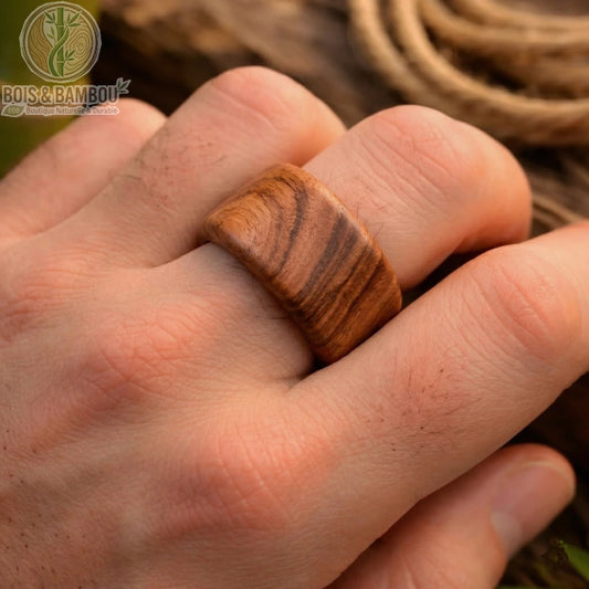 Bague fine en bois de santal naturel sculptée avec précision pour offrir un anneau délicat et léger au design minimaliste. Ce bijou artisanal met en valeur les veines subtiles et la teinte chaleureuse du santal pour une esthétique organique et discrète.