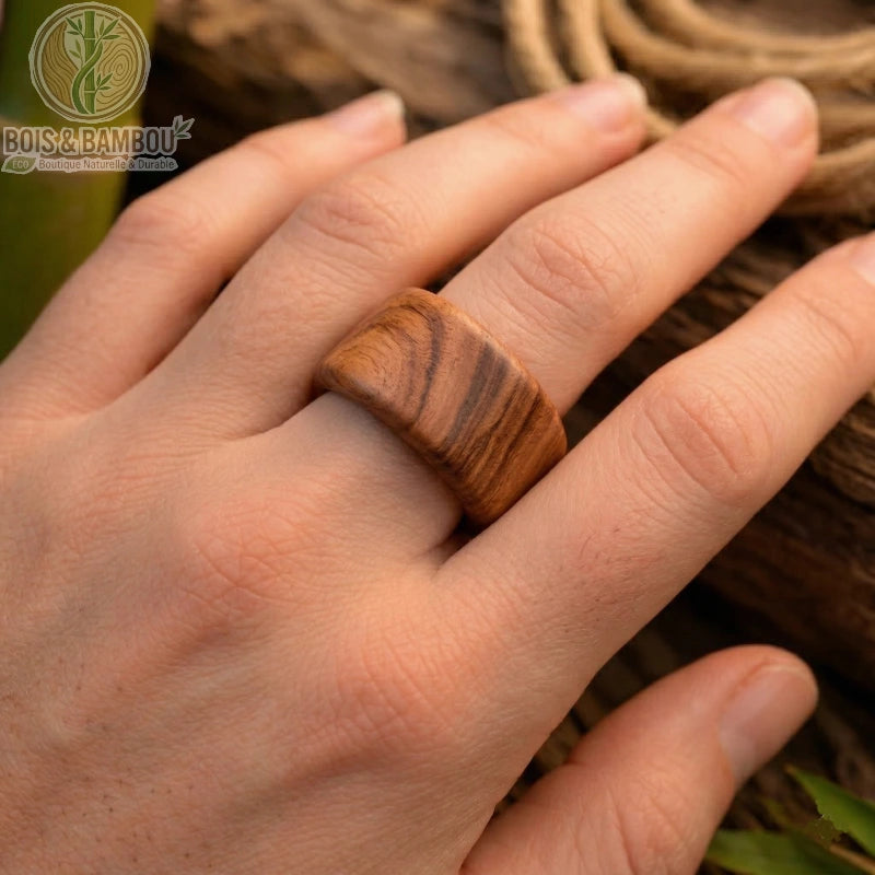 Bague en bois de santal naturel sculptée artisanalement pour révéler les nuances chaudes et le grain fin de cette essence précieuse. Ce bijou minimaliste à la structure lisse et légère offre un confort naturel au porté tout en dégageant une élégance organique et épurée.