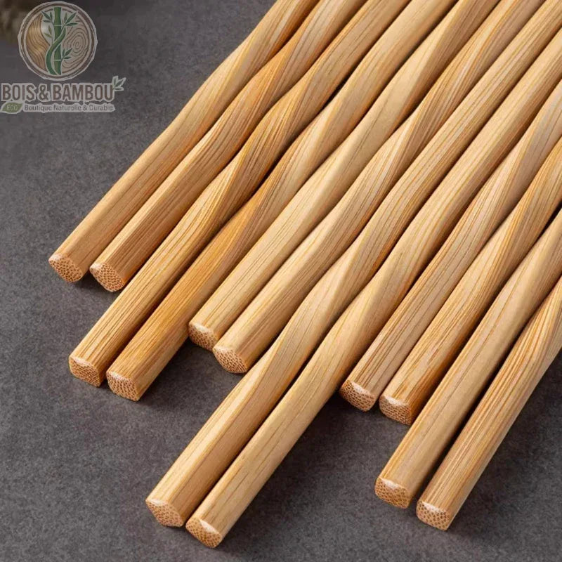 Baguettes en bambou naturel en spirale disposees en eventail vue dessus fond gris fonce - Bois et Bambou Eco