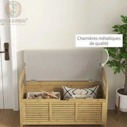 Banc a chaussures en bambou avec coffre de rangement descriptif 1. Zoom sur le coffre ouvert montrant des charnières métalliques de qualité pour une manipulation fluide et durable du meuble.