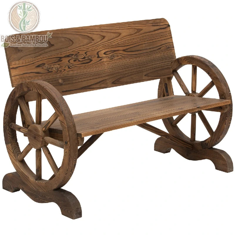 Banc en bois massif de Jardin Rustique nu. Banc de style rustique en bois massif brûlé avec accoudoirs en forme de roues de charrette, présenté sur un fond blanc pour mettre en valeur son veinage.