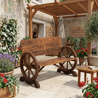 Banc en bois massif de Jardin Rustique. Banc extérieur original avec accoudoirs en forme de roues de charrette, conçu en bois massif brûlé au veinage marqué, installé sur une terrasse fleurie