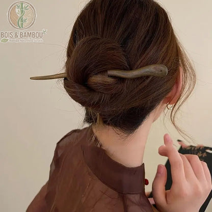 Épingle à cheveux en bois naturel maintenant un chignon élégant