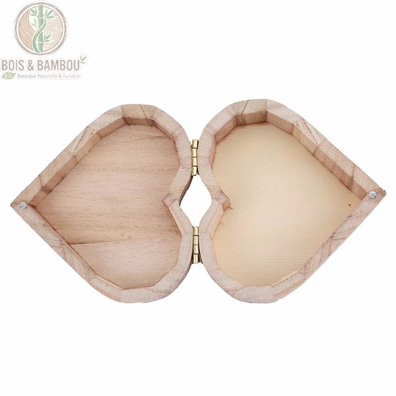 Boîte cœur en bois naturel grand ouverte vue intérieure intérieur brut clair charnière dorée fond blanc