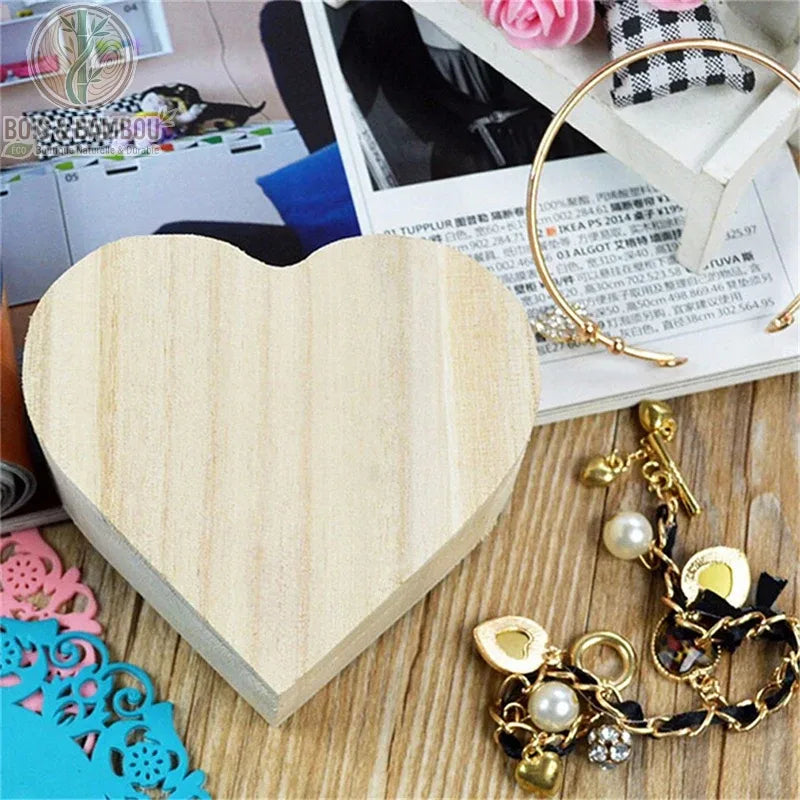 Boîte en bois naturel en forme de cœur, idéale pour le rangement de bijoux ou de petits souvenirs. Fabrication artisanale en bois de pin clair avec un veinage apparent pour un style doux et romantique.