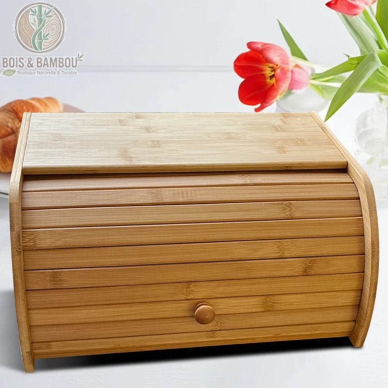 Boîte à pain en bambou de qualité supérieure, dotée d'un couvercle coulissant à lattes. Ce récipient robuste au design naturel préserve la fraîcheur de vos produits de boulangerie tout en ajoutant une touche chaleureuse et organisée à votre plan de travail.