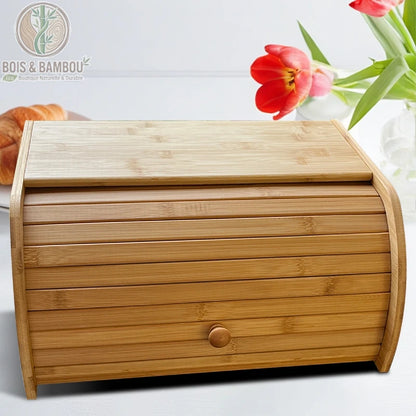 Boîte à pain en bambou de qualité supérieure, dotée d'un couvercle coulissant à lattes. Ce récipient robuste au design naturel préserve la fraîcheur de vos produits de boulangerie tout en ajoutant une touche chaleureuse et organisée à votre plan de travail.