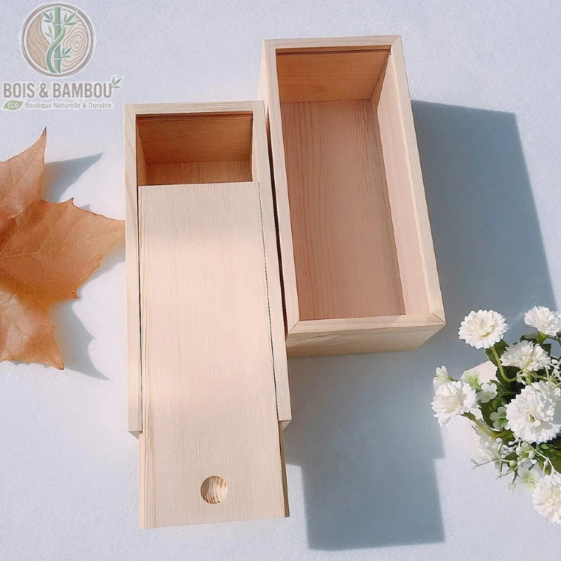 Boîte coulissante en pin naturel , une boîte de rangement rectangulaire en bois clair avec un couvercle coulissant pratique et une finition naturelle épurée.