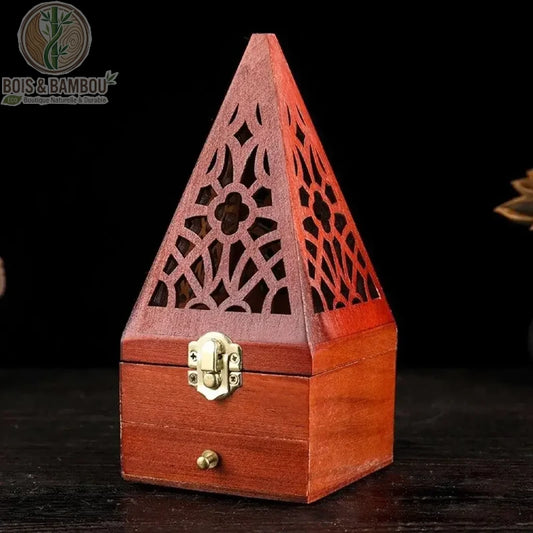 Boîte d'Aromathérapie Antique, un coffret pyramidal en bois teinté rouge avec un couvercle ajouré de motifs géométriques complexes et un fermoir métallique doré, conçu pour diffuser des parfums ou brûler de l'encens avec élégance.