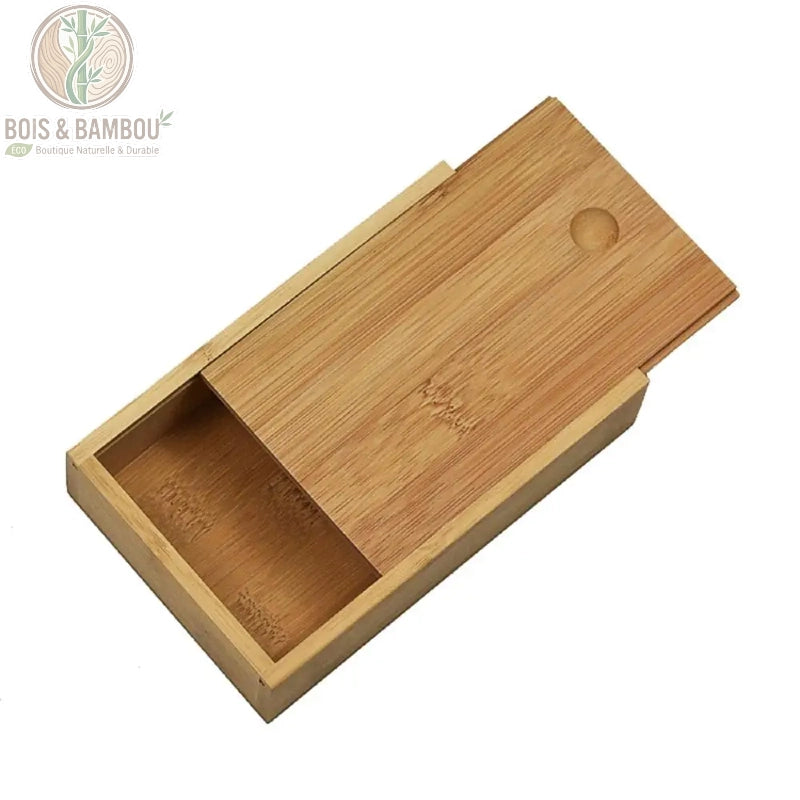 Boîte de rangement en bambou naturel dotée d'un couvercle coulissant avec encoche ergonomique. Son design rectangulaire minimaliste et sa texture boisée authentique en font un accessoire polyvalent et durable pour organiser vos tiroirs ou ranger de petits objets avec élégance.