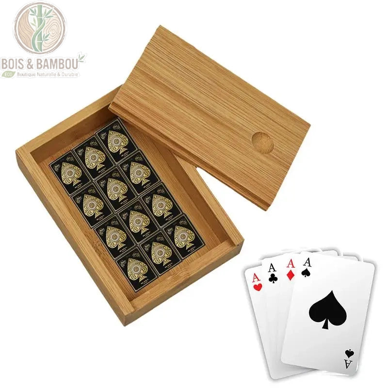 Boîte de rangement en bambou naturel couvercle coulissant avec cartes à jouer et as sur fond blanc