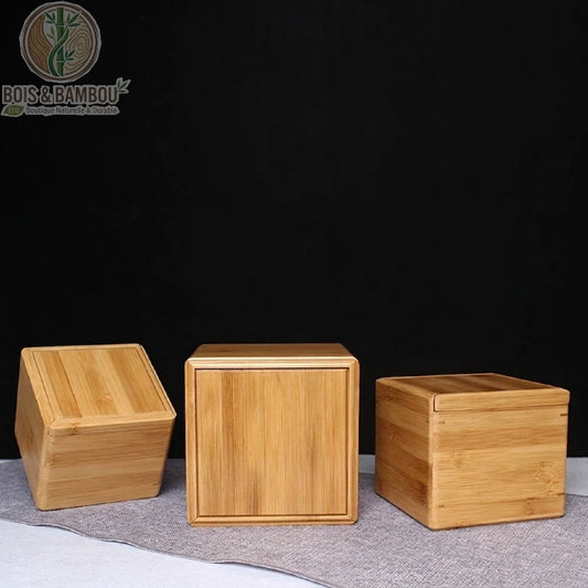 Boite de rangement bambou cubique finition brillante 3 tailles empilables en situation fond sombre, Bois et Bambou Eco.