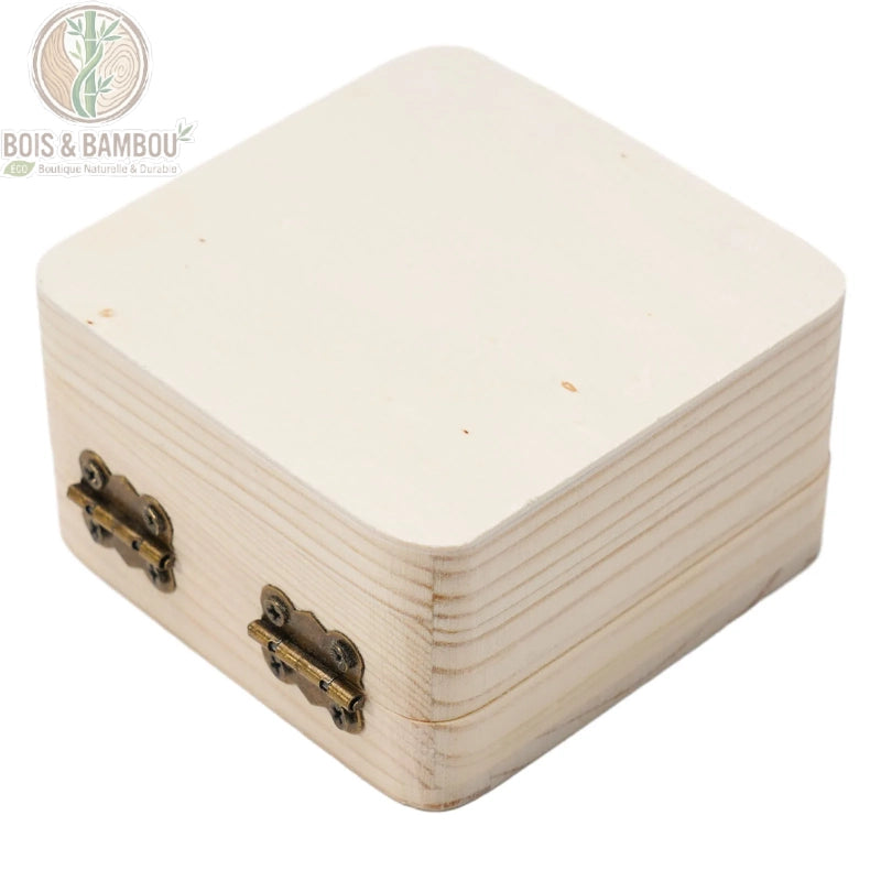 Boîte en bois de pin naturel brut vue dessus double fermoir métal doré fond blanc