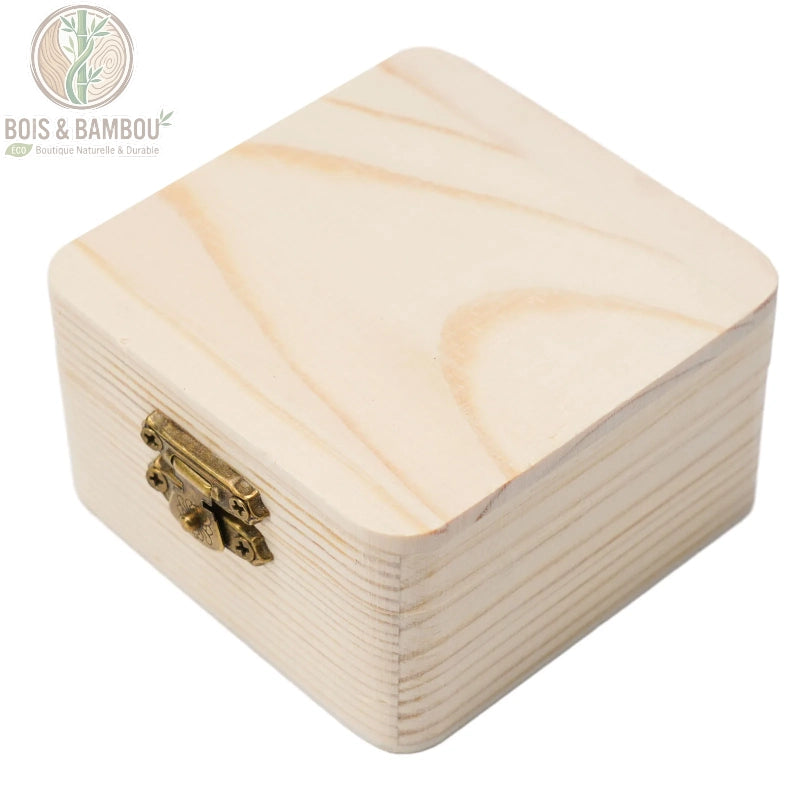 Boîte de rangement en bois naturel uni , une petite boîte carrée en bois de pin clair avec un fermoir en métal doré,pour ranger des bijoux ou des petits objets.