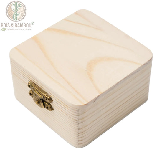 Boîte de rangement en bois naturel uni , une petite boîte carrée en bois de pin clair avec un fermoir en métal doré,pour ranger des bijoux ou des petits objets.