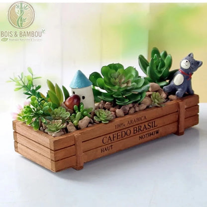 Boîte bois vintage avec composition succulentes et figurines décoratives, usage jardinière intérieure