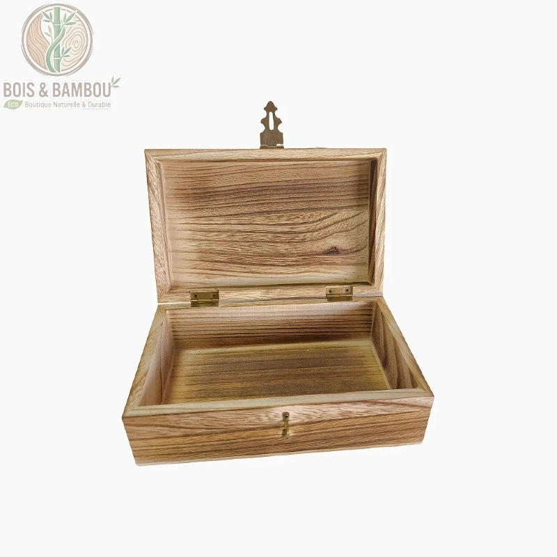 Petite boîte à souvenirs en bois naturel avec charnières et fermoir en laiton. Fabrication artisanale présentant un veinage marqué et authentique, idéale pour conserver de précieux objets ou bijoux.