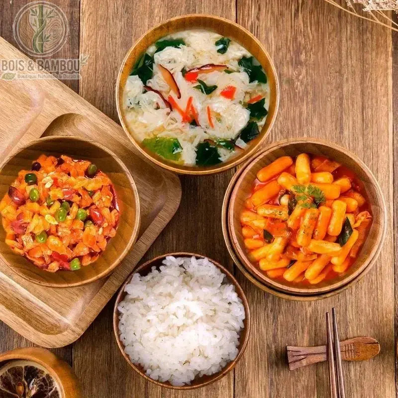 Bol en bois japonais servant soupe miso riz et tteokbokki coreen, ambiance cuisine asiatique authentique sur table bois