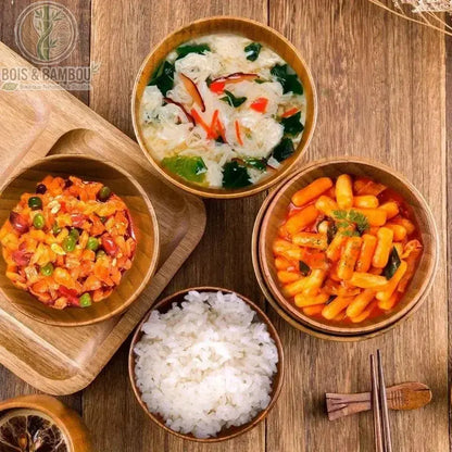 Bol en bois japonais servant soupe miso riz et tteokbokki coreen, ambiance cuisine asiatique authentique sur table bois