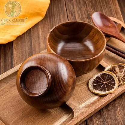 Bol en bois japonais artisanal pose sur plateau bois avec cuillere, scene de table rustique en bois naturel chaleureux