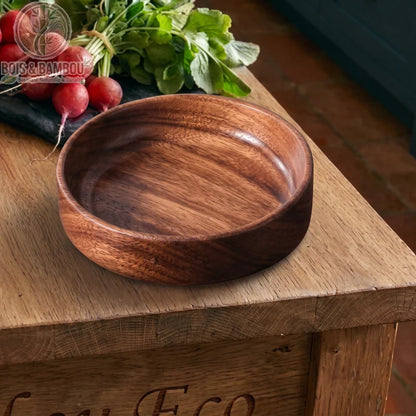 Bol noyer massif rond 20 cm pose sur bloc bois rustique a cote de radis frais, Bois et Bambou Eco