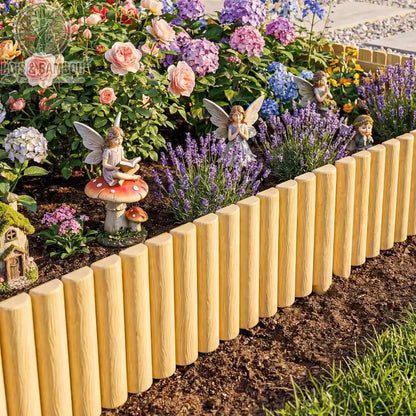 Bordure de Jardin en Sapin. Une bordure basse en rondins de bois de sapin clair délimite un parterre de fleurs colorées, orné de statuettes de fées et de champignons décoratifs.