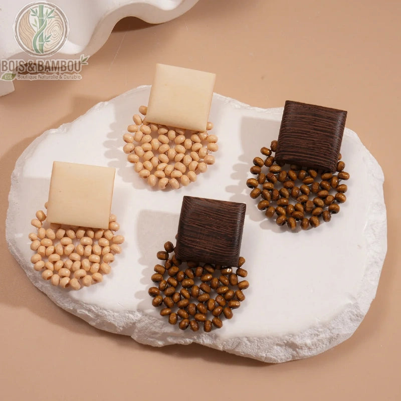 Boucles d'oreilles perles de bois marron claire et marron foncé, comparaison coloris