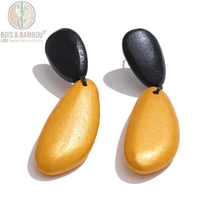 Boucles d'oreilles géométriques bois noir et jaune sur fond blanc, bijou artisanal, Bois Et Bambou Eco