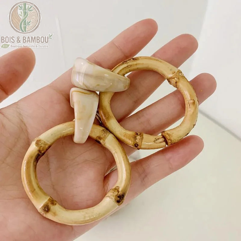 Boucles d'oreilles pendantes en bambou naturel, vue détail design géométrique, Bois Et Bambou Eco
